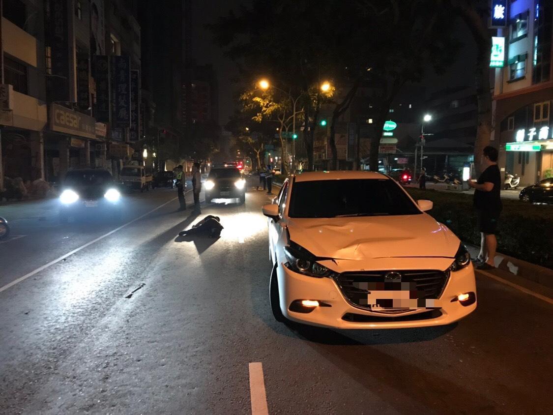 馬三開在路上被突如其來的路人穿越撞上，車頭凹陷。（警方提供）