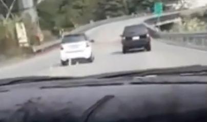 奇葩式超車「抓癢癢」 旁白小姐魔音狂笑