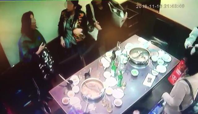中國客們吃完火鍋就起身走人，完全無人付帳。（翻攝畫面）