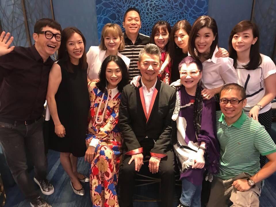 哈林夫妻(左1、左2)經常共同出席朋友聚會,感情緊密。(翻攝自柯震東爸爸臉書)