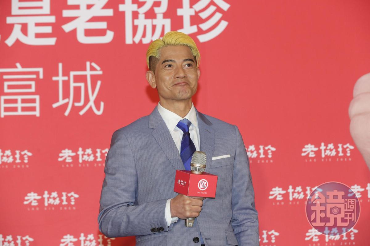 郭富城心情極佳，不僅有問必答，沒事還抿嘴賣個萌。