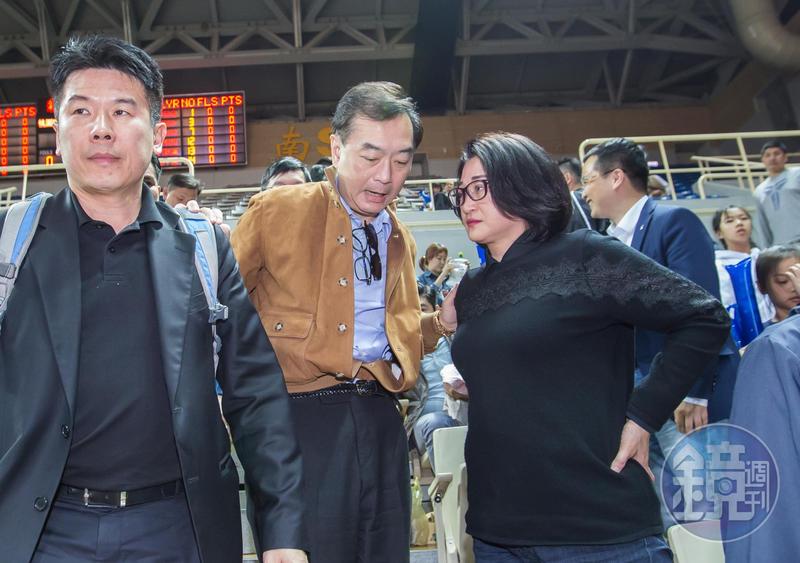 嚴凱泰說她個性拘謹「這輩子最尊敬的人,都姓陳」