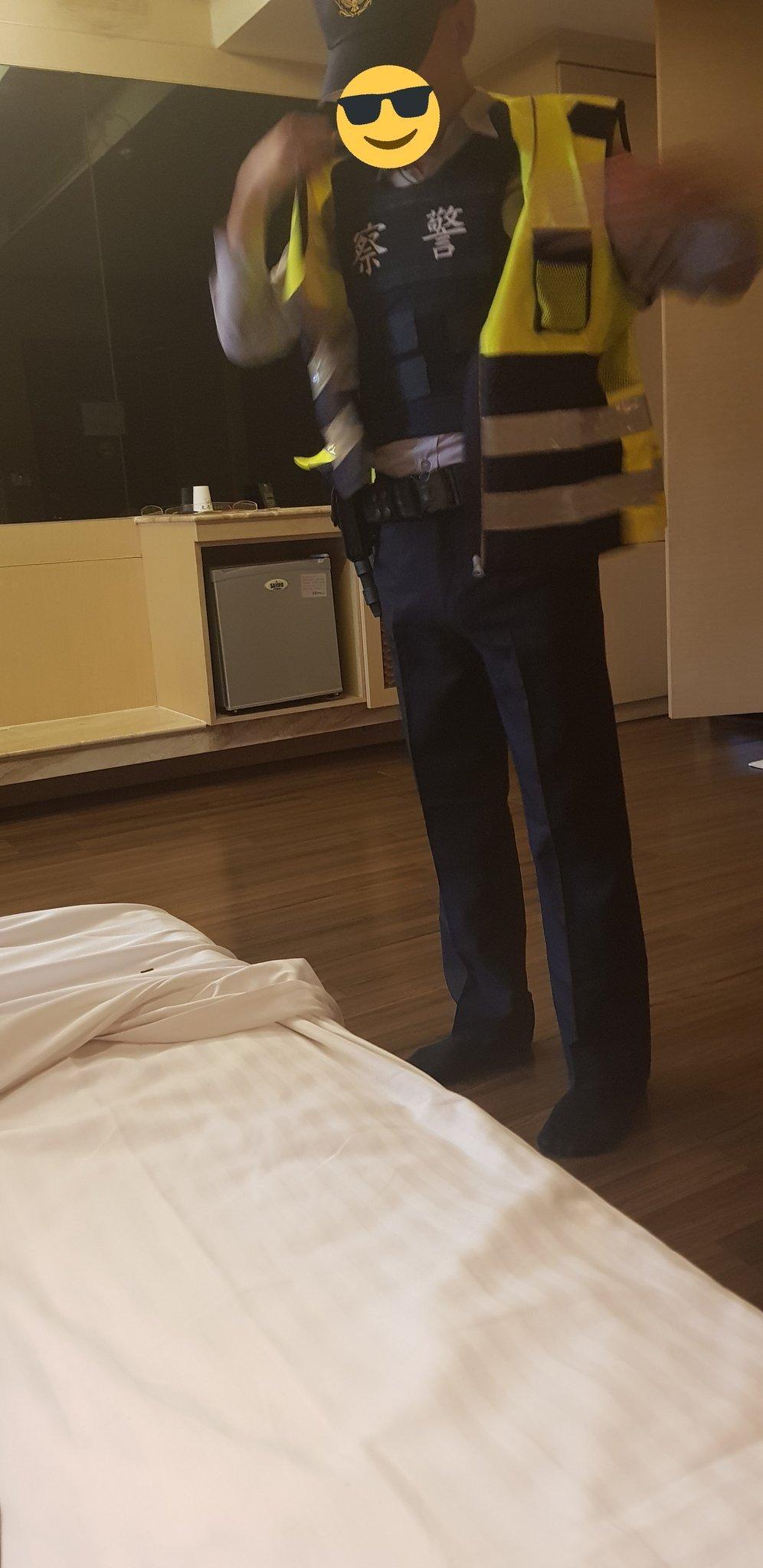 男子在推特上貼有不少穿著警察制服的照片。(翻攝網路)