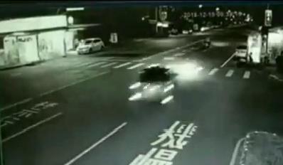 監視器還原驚悚瞬間,顯示小轎車車速相當快,閃避機車後衝撞對向店家。(警方提供)
