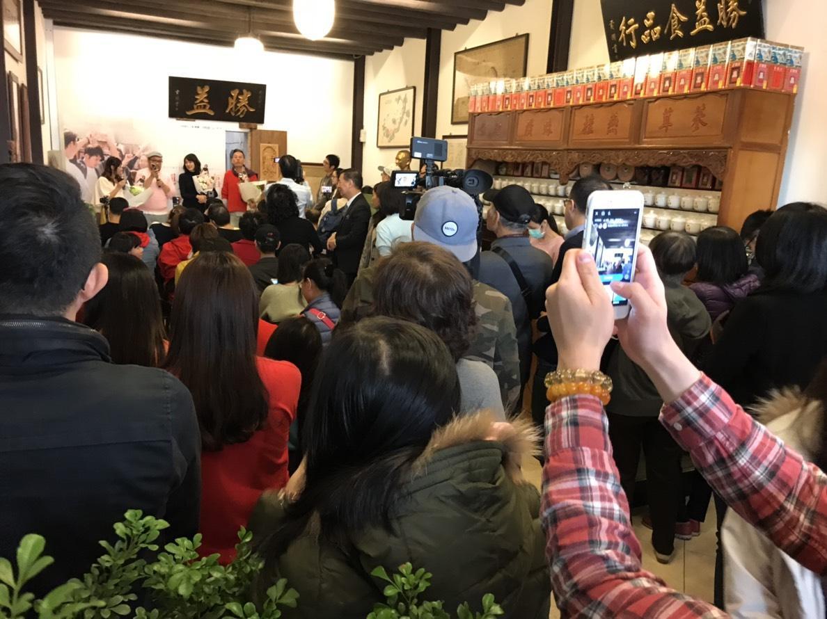 《雙城故事全記錄》簽書會現場擠滿粉絲。（民視提供）