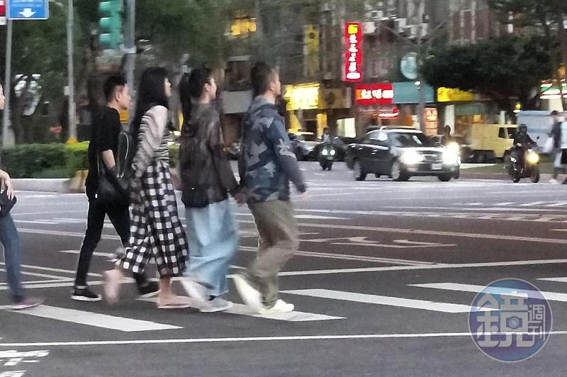九把刀撇當爸 穿情侶裝甜牽周亭羽過馬路