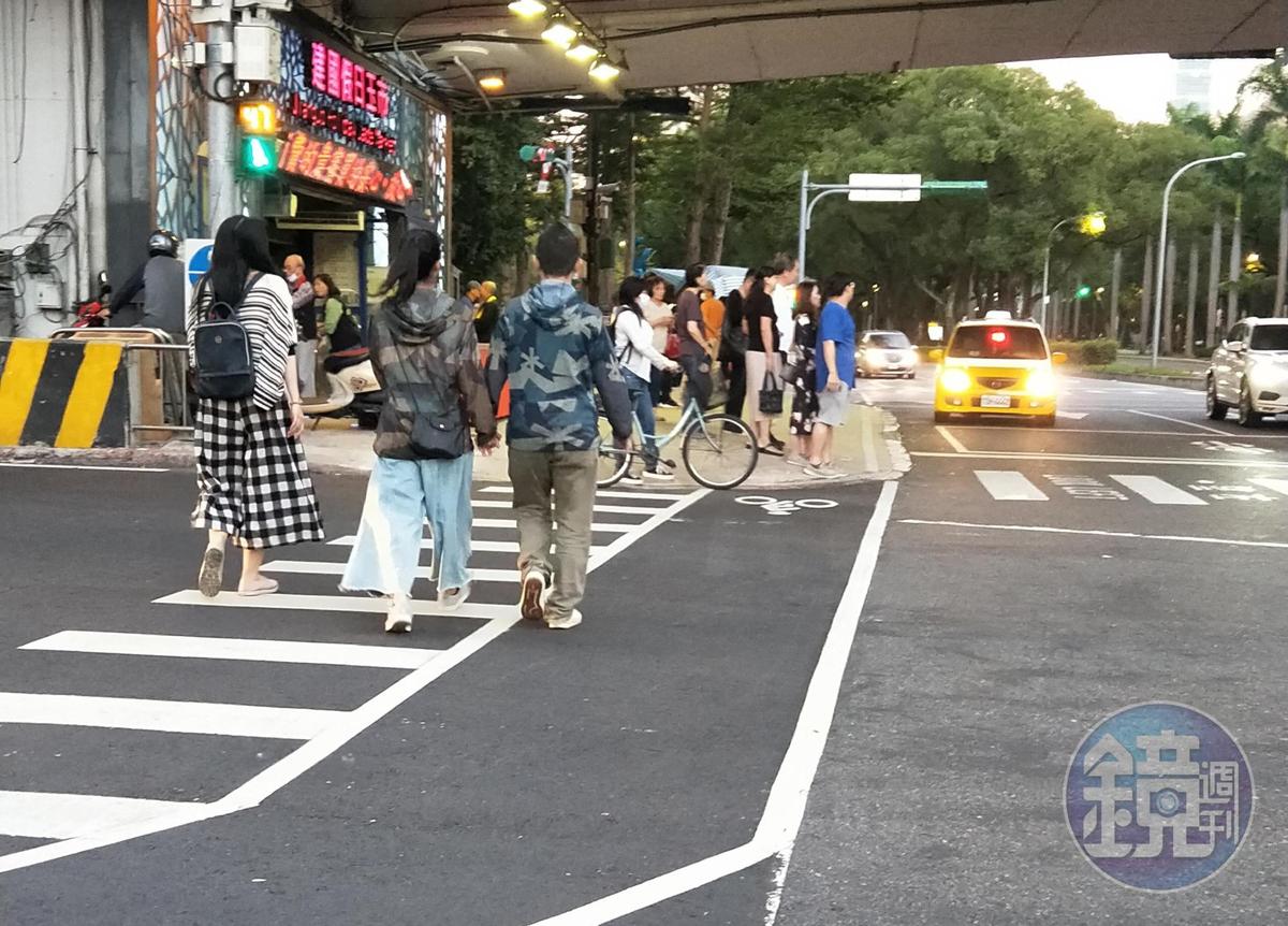 兩人身穿迷彩外套情侶裝,周亭羽身型看起來不像是有孕。