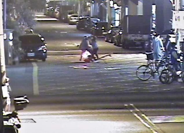 女大生當街飆滑板！女騎士遭高速撞擊人仰車翻