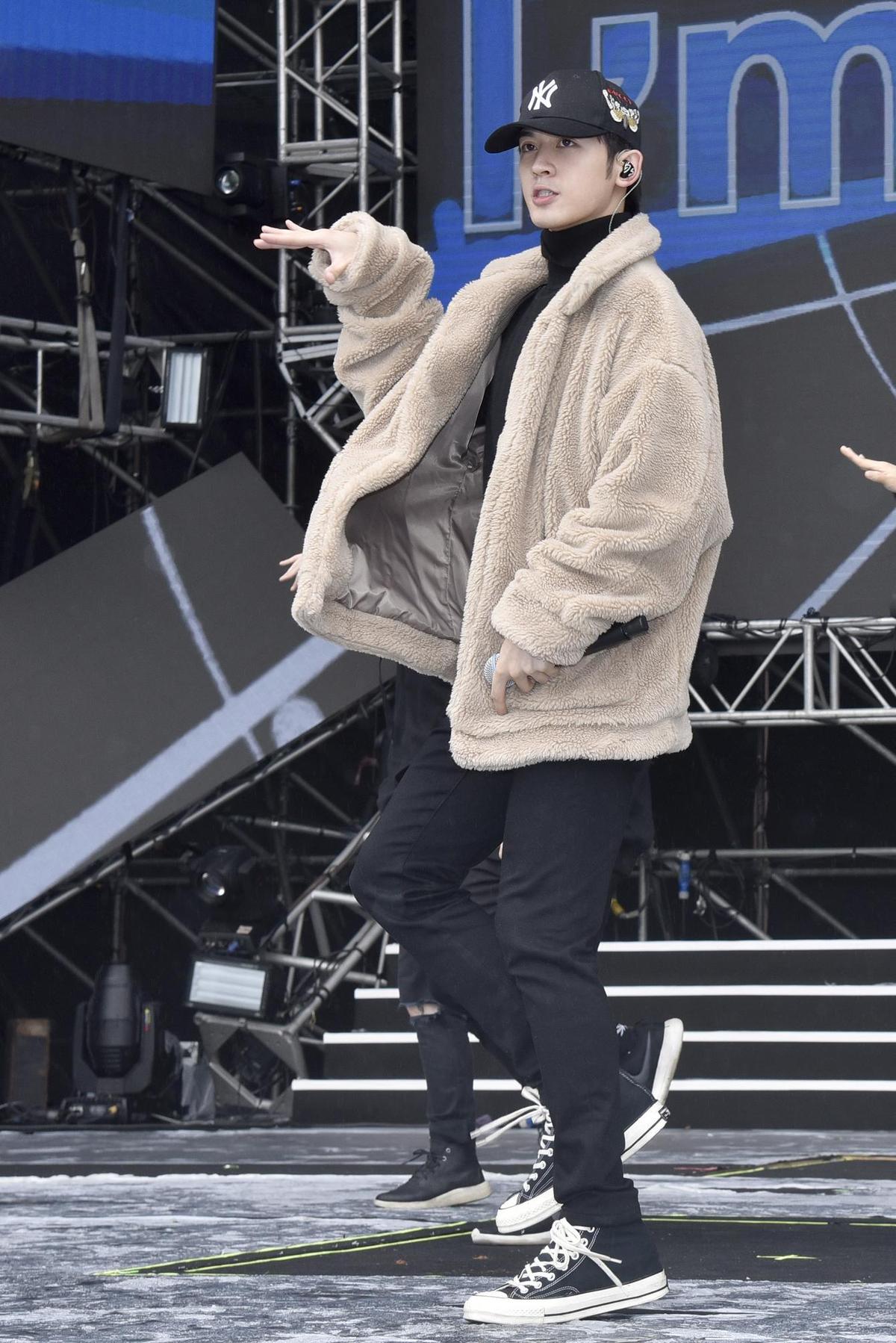 小樂為了跨年演出，每天都只睡3、4小時，讓他在2個月內，暴瘦5公斤。（太陽娛樂提供）