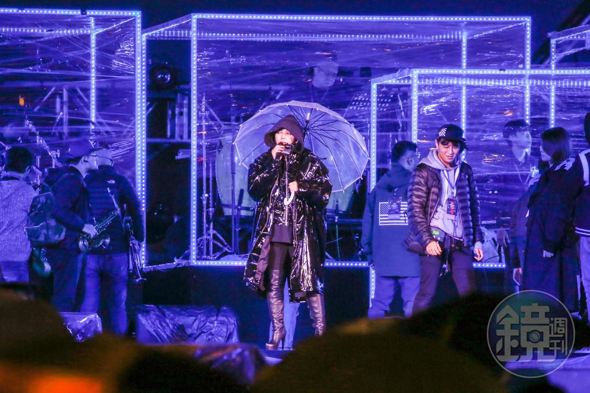 阿妹一身黑登場彩排，祈求跨年別下雨。