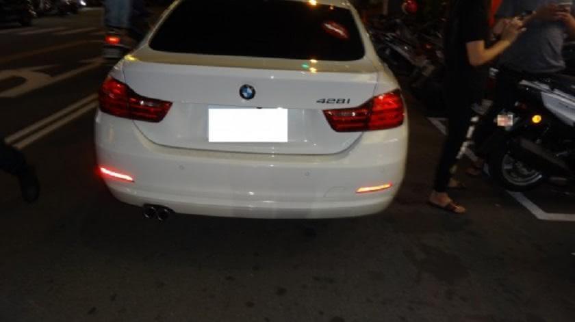 蔡男駕駛BMW違規停車,引來員警盤查。(警方提供)