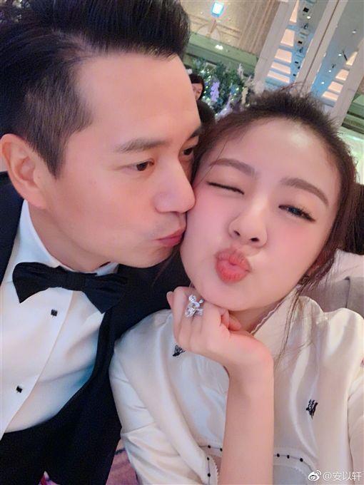安以軒和老公一同出席大妹婚禮。（翻攝自安以軒微博）