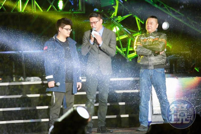 跨年萬人淋雨看電競被譙翻 柯P:不可能每年節目都一樣
