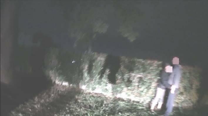 員警馳抵時，見呂男要跳入大圳，其妻抱住他，阻止他做傻事。（警方提供）