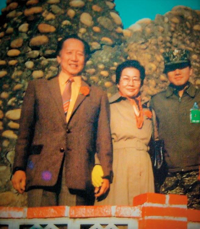 陳銘驤（右）軍校畢業後擔任陸戰隊排長，邀請父母來台中清泉崗基地遊玩。（陳銘驤提供）