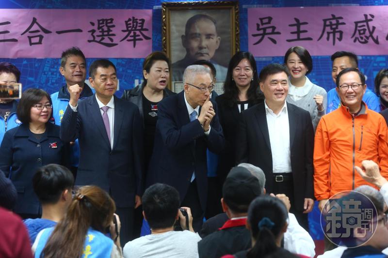 黨員高喊選總統 吳敦義避嫌比手勢「噓」