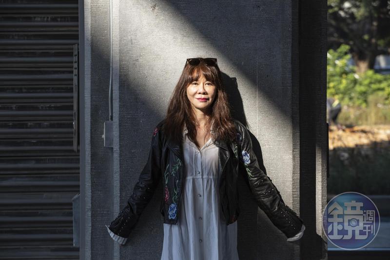 她的童年回憶 是父親外遇、媽媽帶她去抓姦