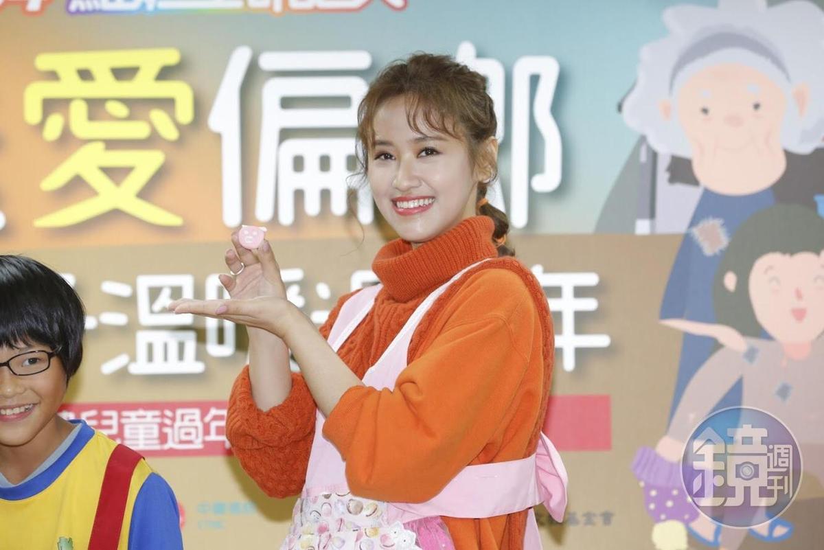 吳姍儒與偏鄉小朋友一起吃湯圓。