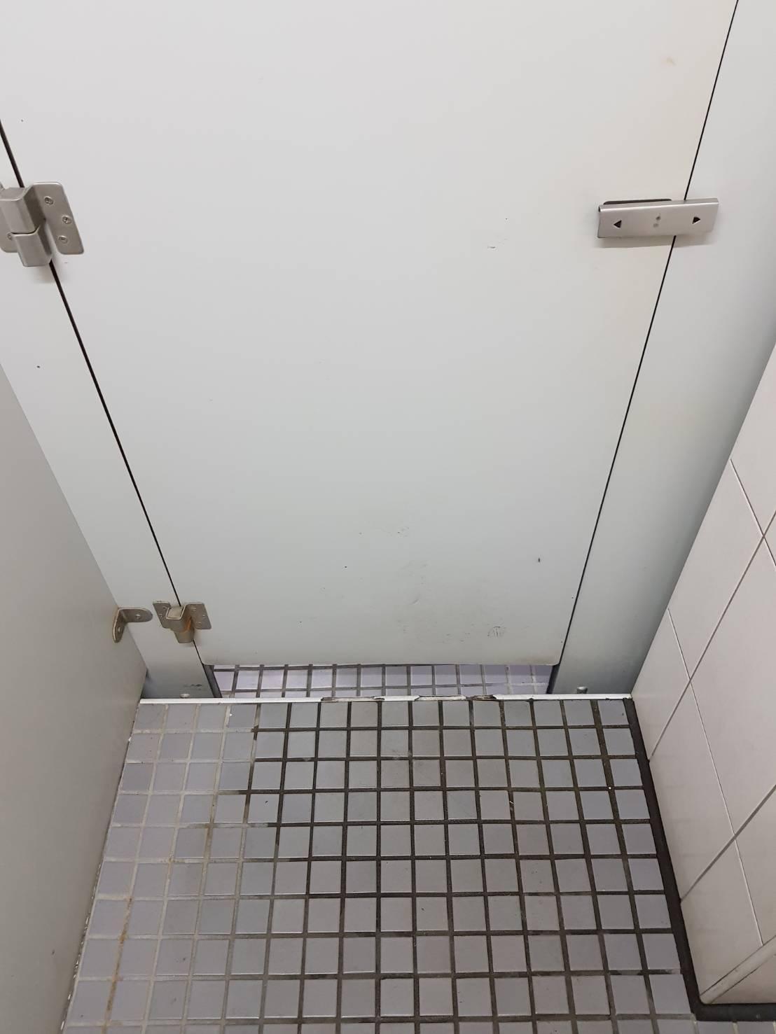 廖苑利貼出照片,指色狼從門縫底下企圖偷窺。(翻攝廖苑利臉書)