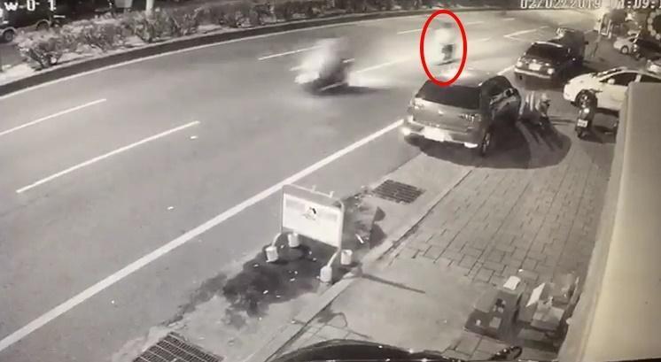 彭姓男大生遠遠就在閃避逆向的休旅車,沒想到還是被撞死,父親趕到警局悲痛萬分。(警方提供)