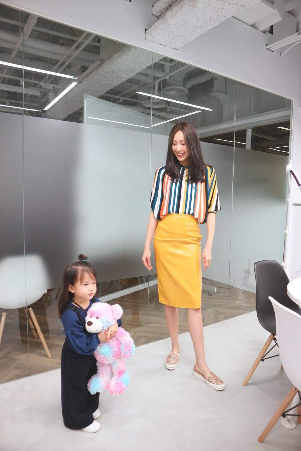 隋棠女兒抱著熊熊,隋棠則看著女兒大秀自己品牌新衣。(翻攝SUITANGTANG臉書)