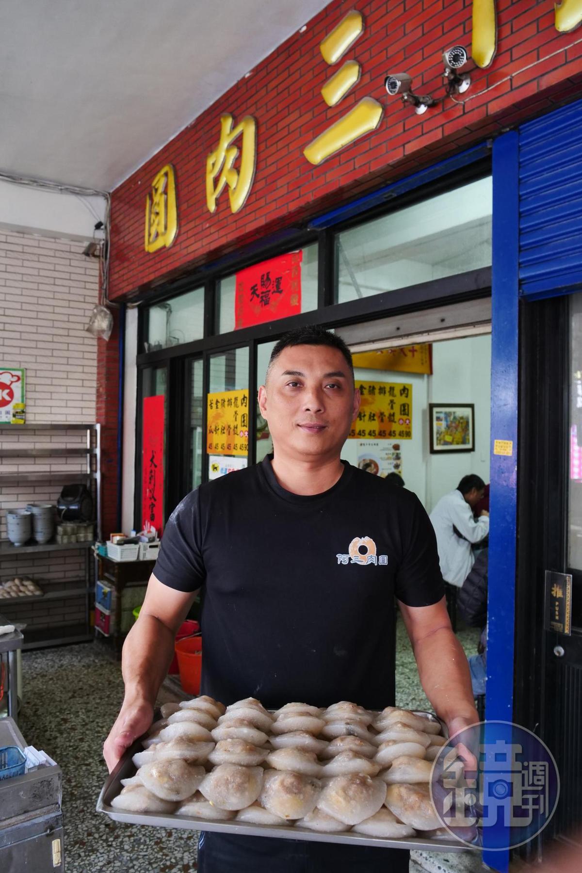 阿三肉圓第二代老闆張耀仁，承襲外公、媽媽做肉圓的好手藝。
