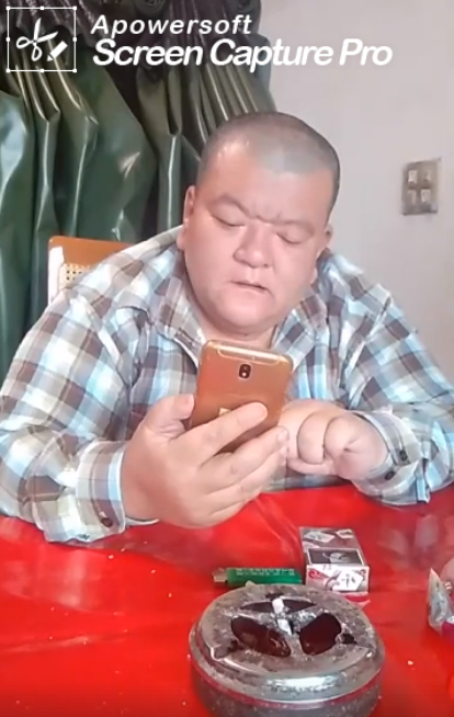 容易暴衝的網紅髮蠟哥現身北港朝天宮，向蔡英文領紅包。（翻攝髮蠟哥粉絲頁）