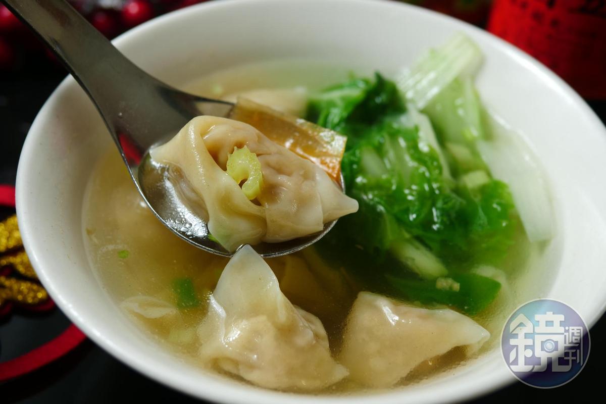 「鮮肉扁食湯」皮薄肉鮮。（40元／碗）