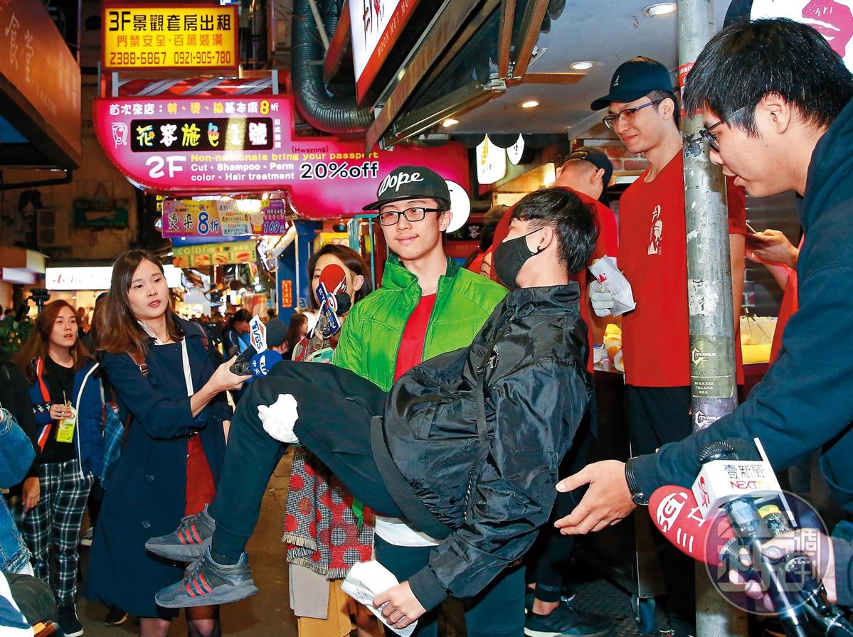 雖然熱愛動漫當中的女生，不過有男粉絲對孫安佐（右二）示好要被新娘抱，他也來者完全不拒。