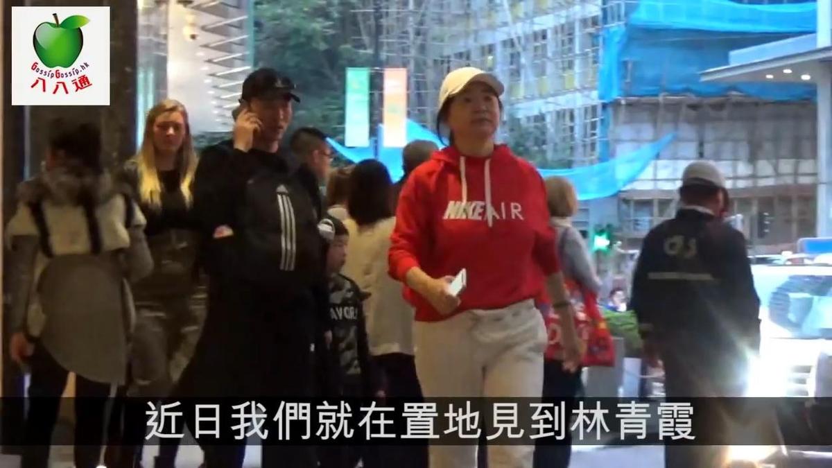 林青霞年前逛街被港媒野生捕獲,比以往胖了一圈的她飄出嬸味,但她毫不在意,快活走在香港街頭。(翻攝自八八通GossipGossip影片)