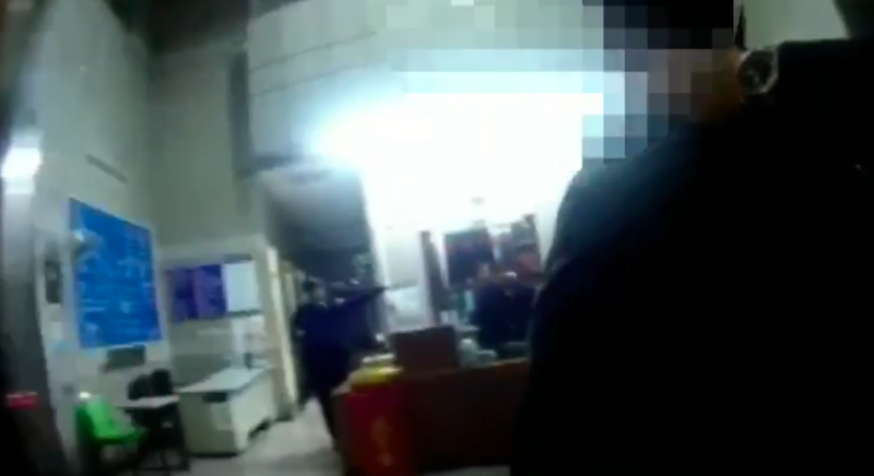 神破案!「很熱你不拖脫外套?」 笨毒蟲交易吵架警局遭逮