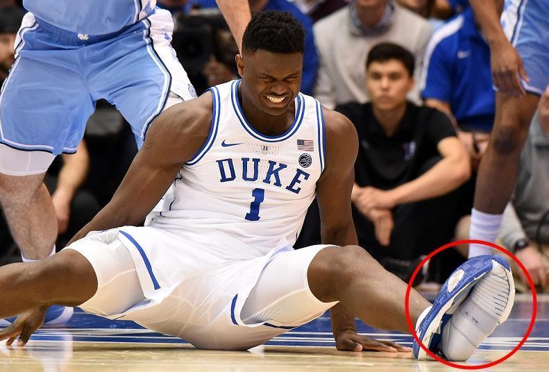 威廉森(Zion Williamson)穿的NIKE球鞋突然爆裂,他表情痛苦跌坐在地。(東方IC)