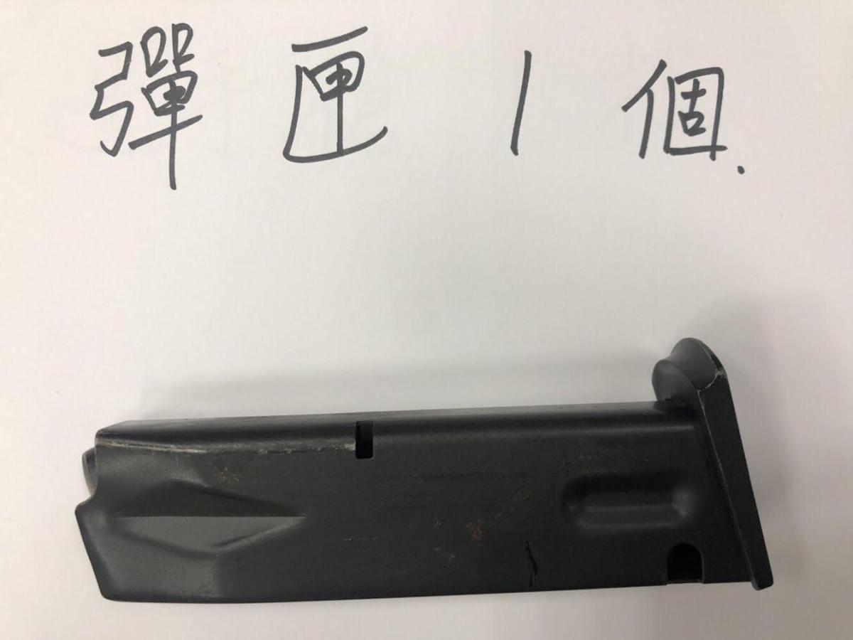 警方在吳女娘家起獲改造手槍、彈匣和5顆子彈。(翻攝畫面)