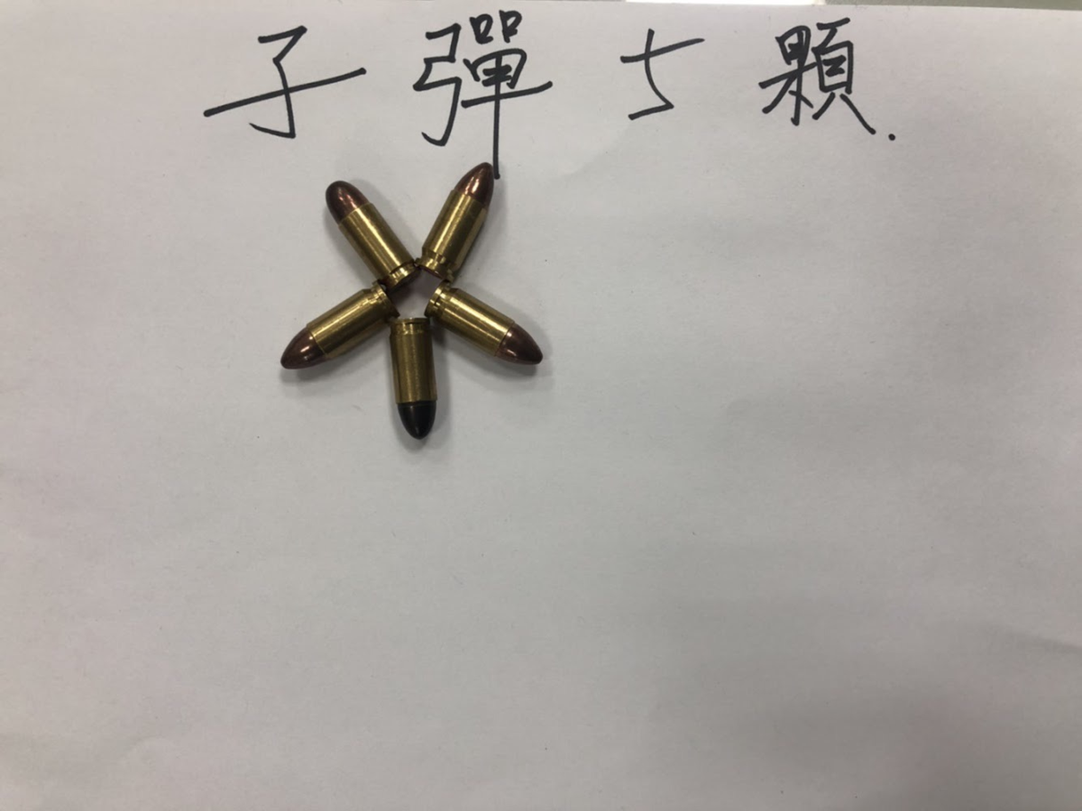 警方在吳女娘家起獲改造手槍、彈匣和5顆子彈。(翻攝畫面)