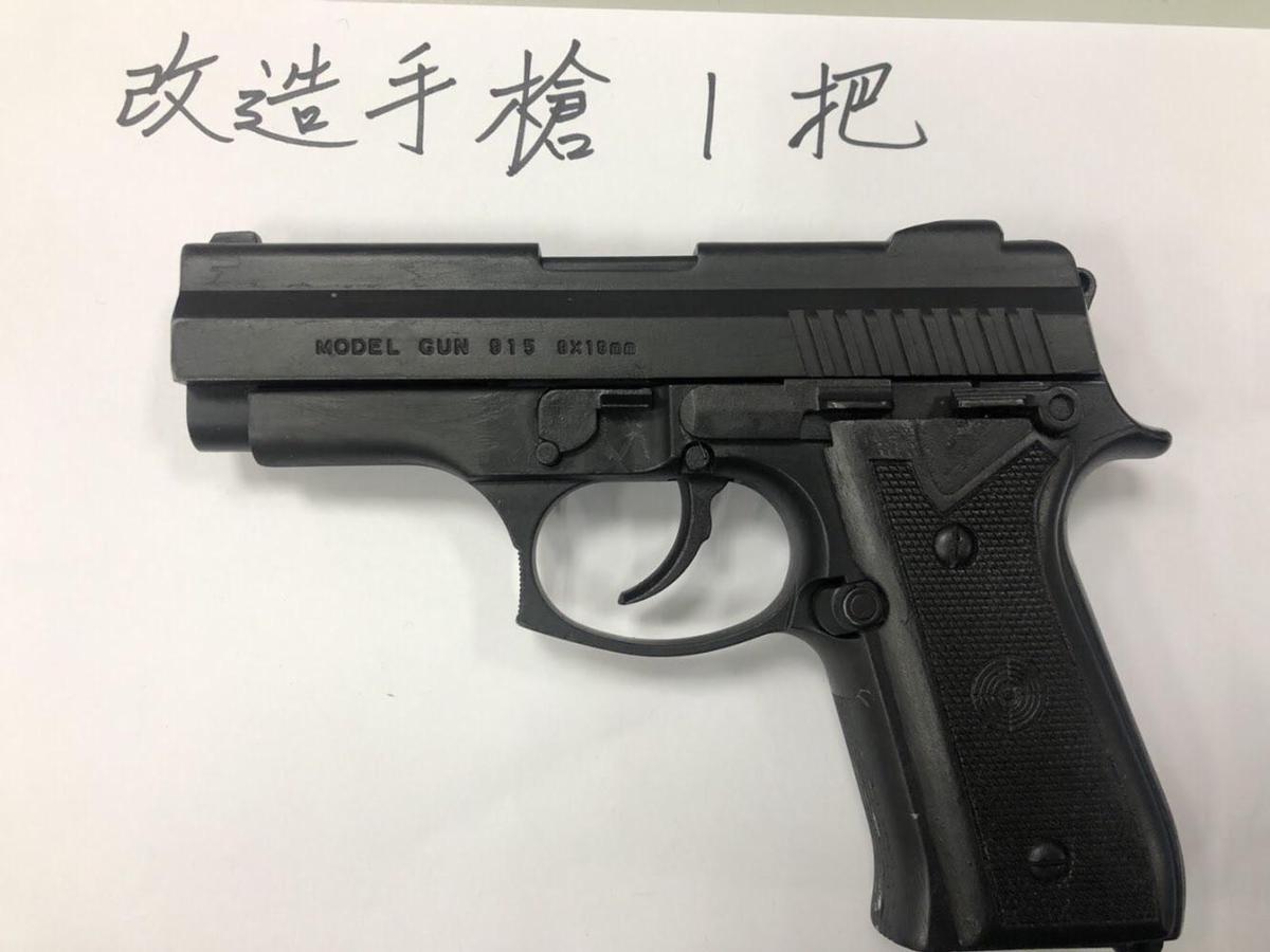 警方在吳女娘家起獲改造手槍、彈匣和5顆子彈。(翻攝畫面)