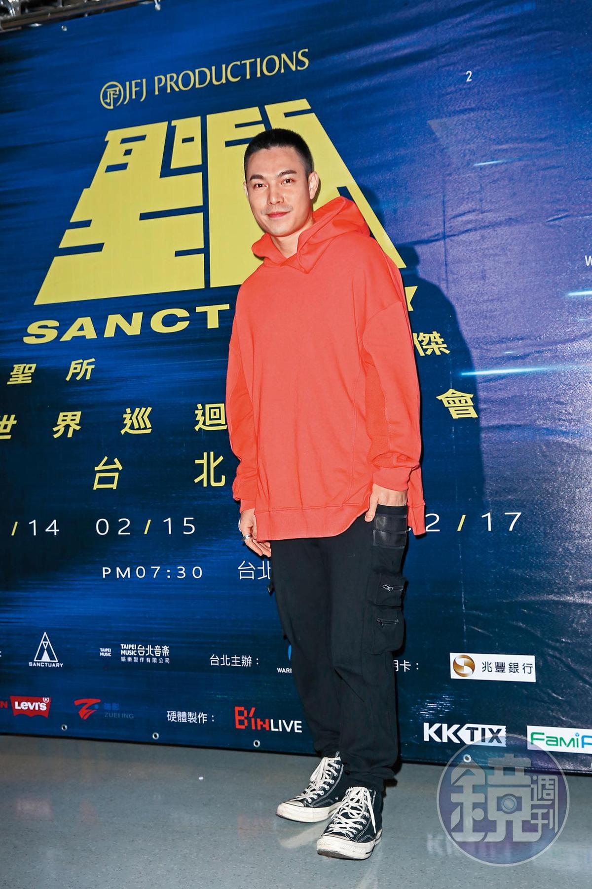 同場林俊傑的演唱會,明明就是情侶,但李千那跟ECHO分開給媒體拍照。