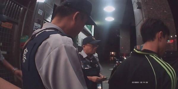 澳門籍男子李志恆形跡鬼祟,被員警逮捕。(警方提供)