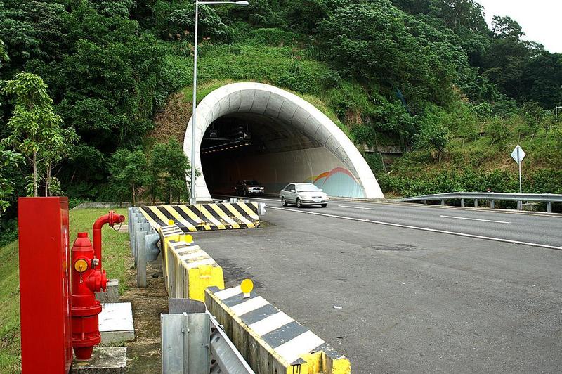雪隧拖吊費今起調漲 大小車均加收1500元