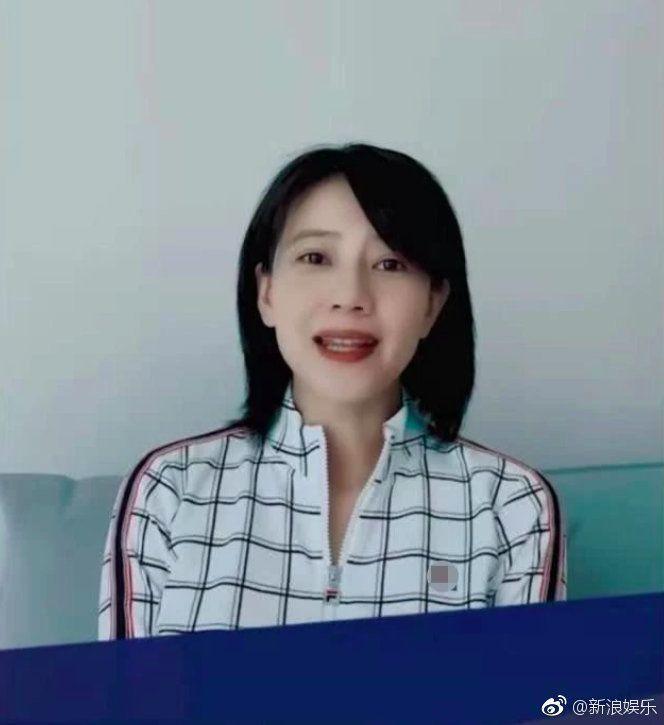 高圓圓近日影片刻意遮肚,網友懷疑她有孕了。 (翻攝自新浪娛樂)