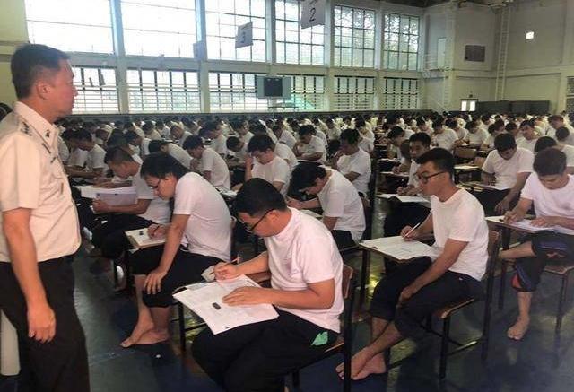 位於曼谷宣律實大學的考場廁所內,被搜出多部手機,疑有考生集體作弊。(翻攝自泰國網)