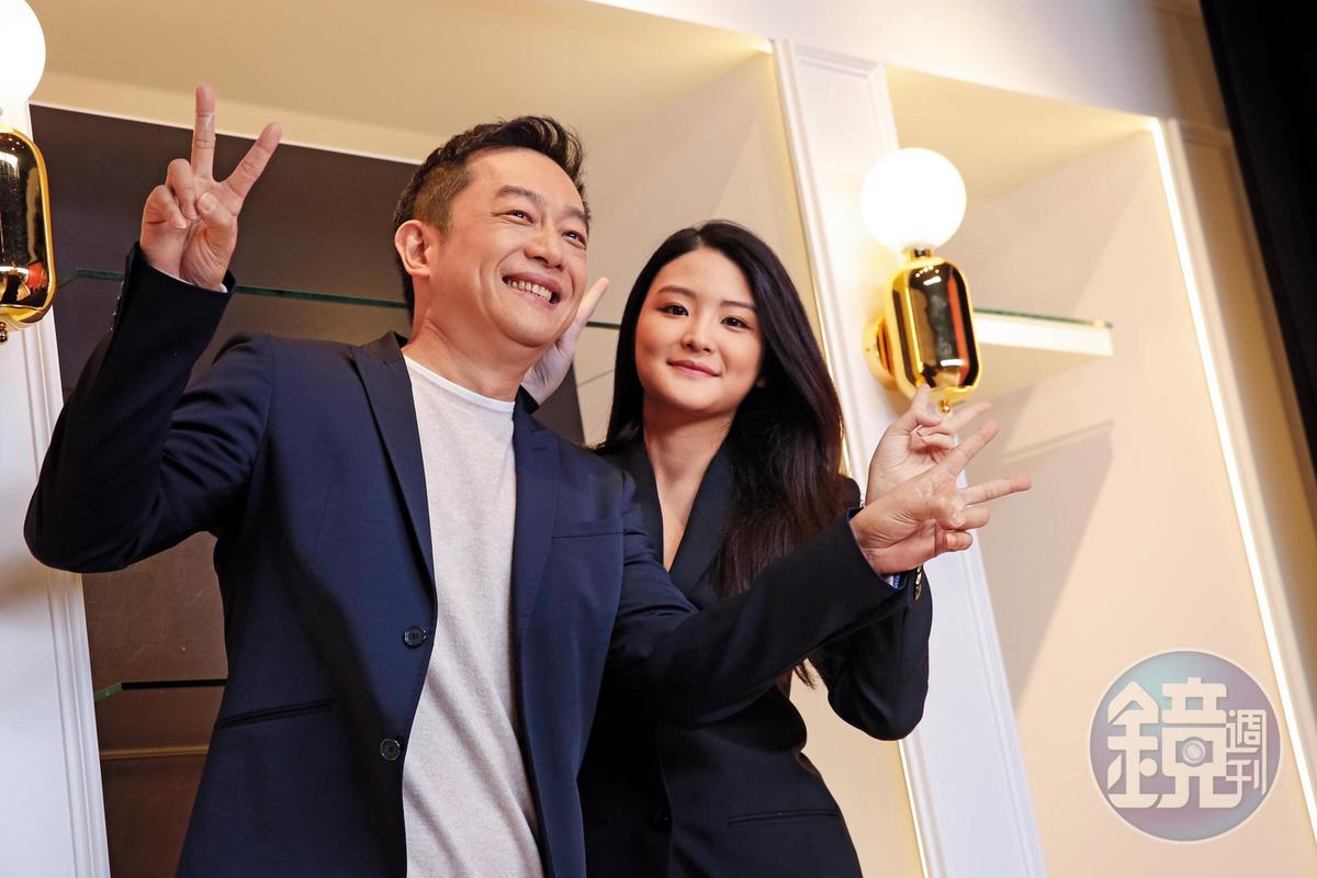 陳昭榮:把拔太久沒出來了,拍照姿勢都不會擺,只好比YA! 女兒:好吧 我確實有點靠爸!勉為其難跟著比YA 好了~(設計對白)