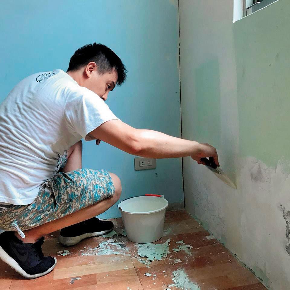 高盟傑無戲約上門,一度擔任油漆工討生活,但也無法持續。(翻攝高盟傑臉書)