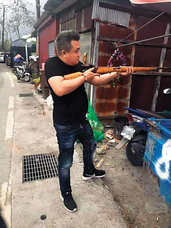 高盟傑向黃姓女粉絲借錢不還,過年期間還四處遊玩,並在臉書打卡,讓女粉絲氣得牙癢癢。(翻攝高盟傑臉書)