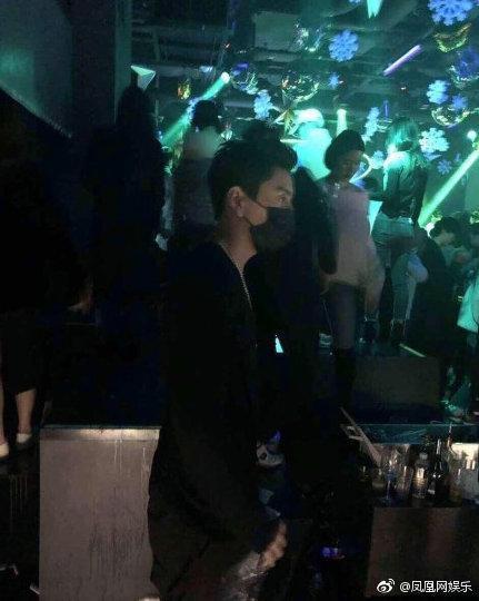 微博有網友貼出今年一月王大陸在韓國勝利夜店玩的照片。（網路圖片）