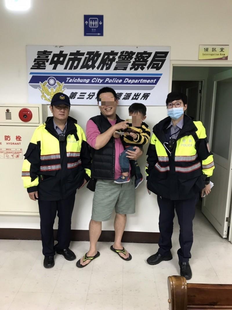 男童父親趕赴立德所接兒子返家。(警方提供)