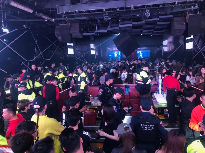 台中夜店破壞公約又鬥毆 警方上台霸氣嗆聲