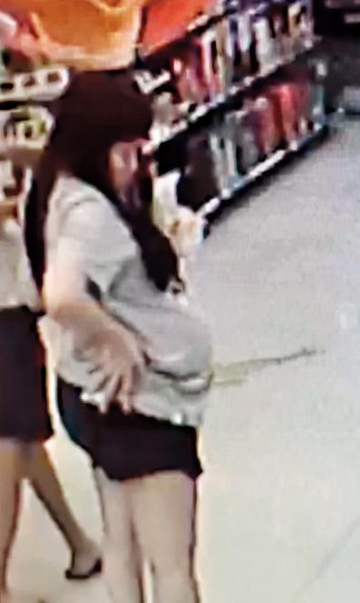 新加坡情侶皆否認懷孕,郭女捧孕肚逛街的畫面卻被清楚拍下。(警方提供)