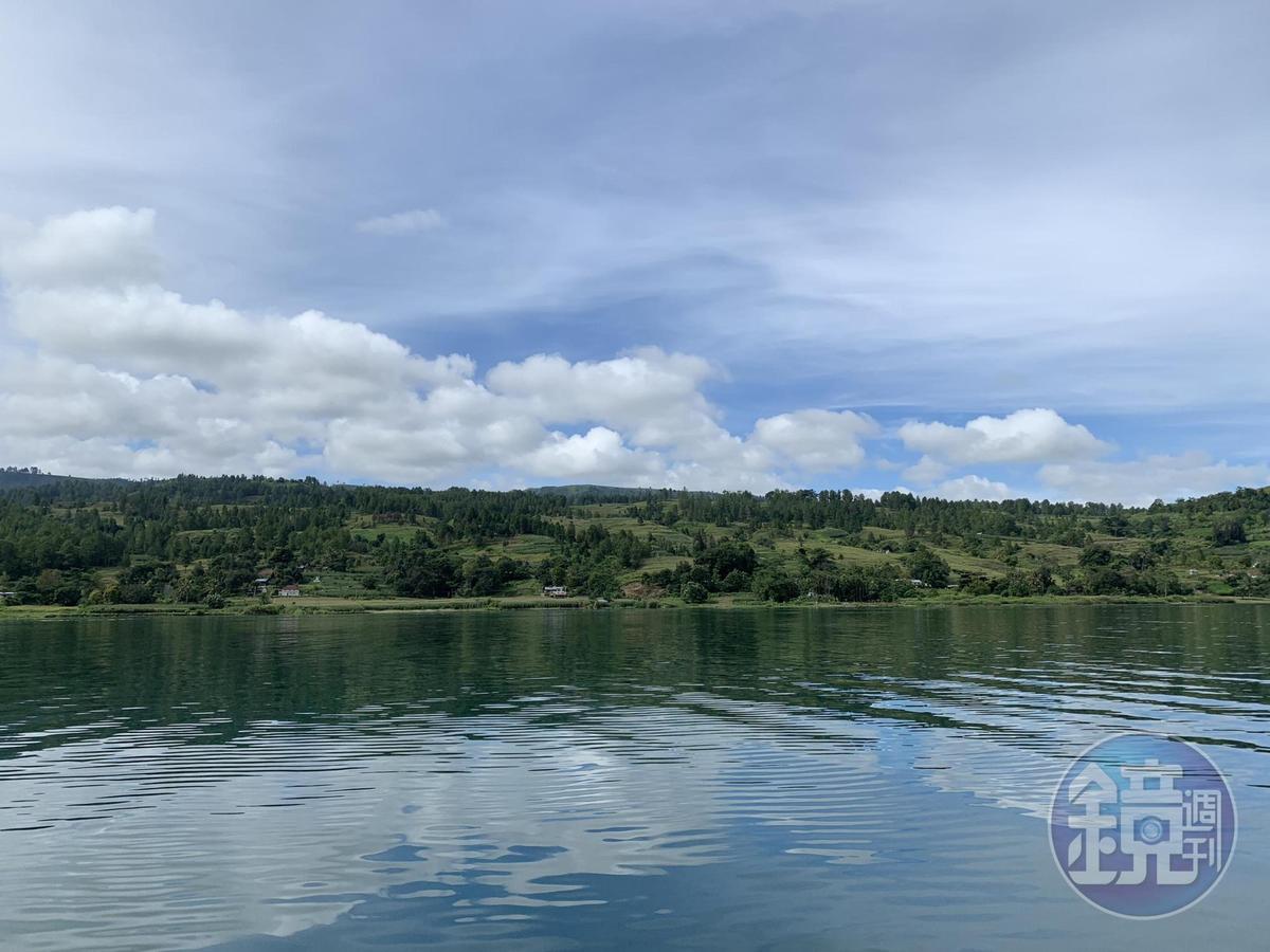 搭渡輪遊Lake Toba,心情會相當開闊。