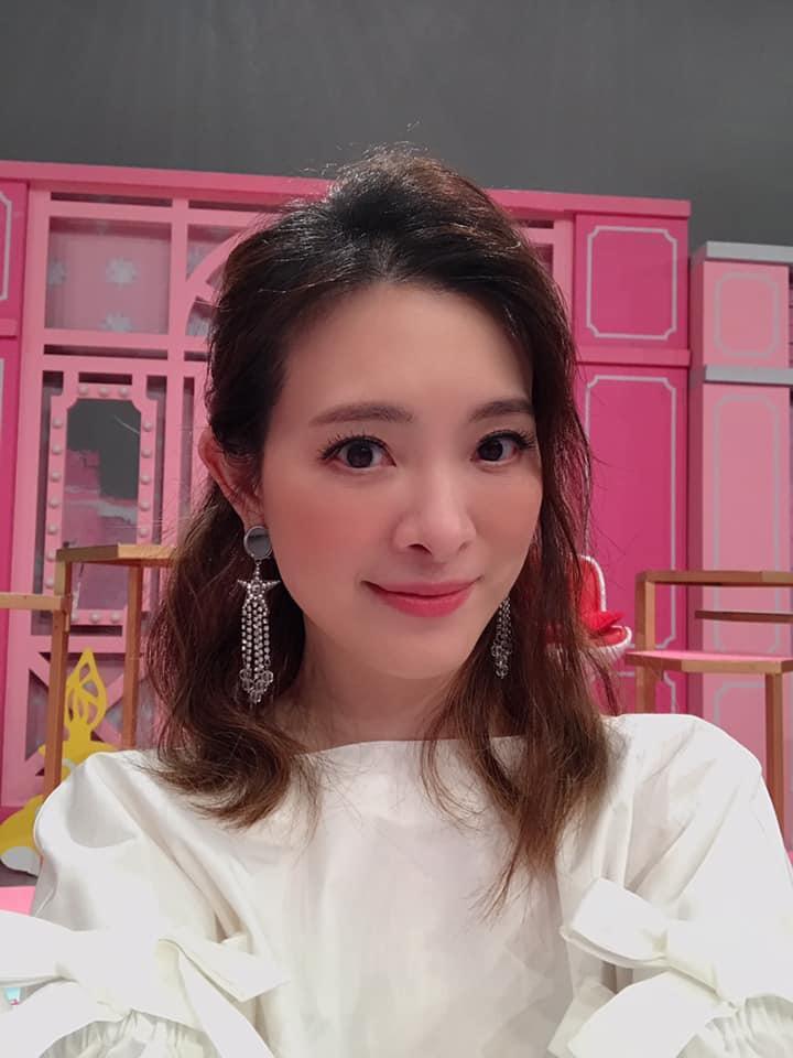 雖然劉真外語能力強,她卻自曝是3C白癡,不會打字,當年連滑鼠也不認得。(翻攝自劉真臉書)