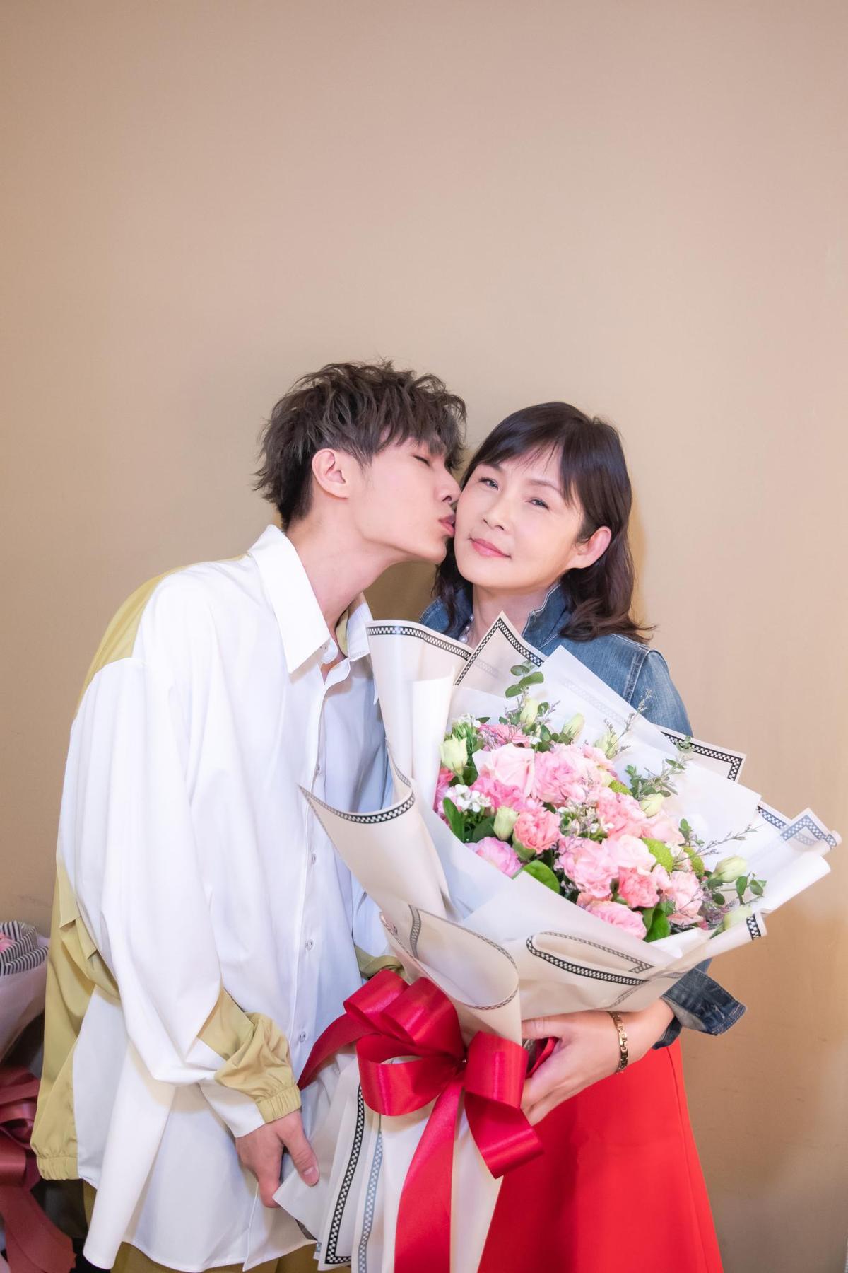 因為工作忙無暇陪媽媽過母親節，炎亞綸特別把演唱會當作母親節的暖身，而媽媽也現身力挺，炎亞綸更獻上愛的kiss。（寬宏提供）